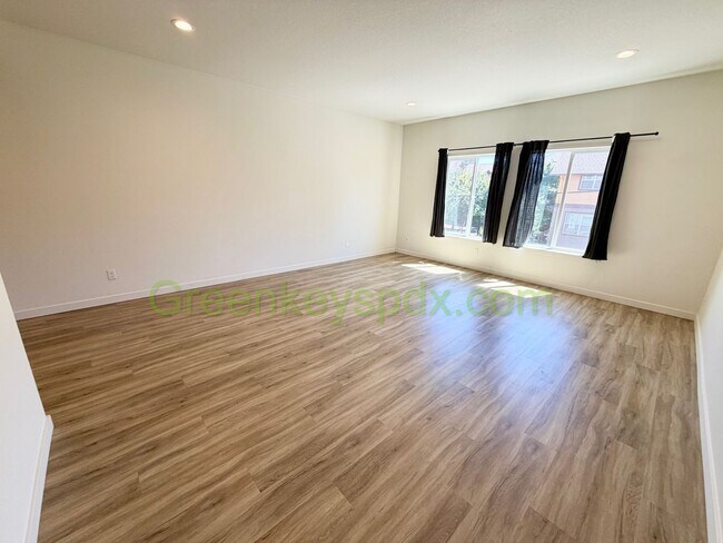 Building Photo - Modern 2-Bedroom Townhome on 3 Levels with Garage, A/C and Private Patio – Great SE Portland Loca...