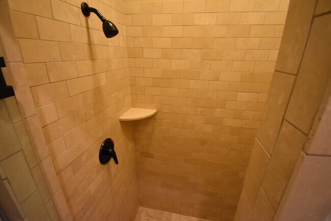 Building Photo - Stunning Fully Furnished Home in the Heart of Fayetteville!