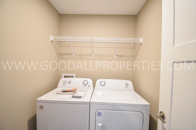 Building Photo - 4 Bedroom 2.5 Bathroom 2 story home in DeSoto!!!