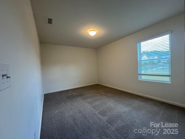 Building Photo - 4060 Beacon Ave