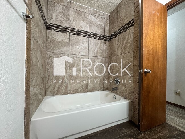 Building Photo - 3 Bedroom, 2 bath, 2 car garage home avail...