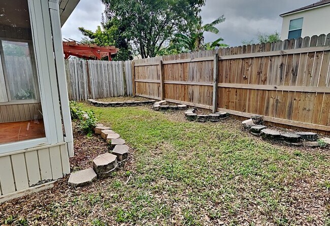 Building Photo - 430 Maple Pointe Dr