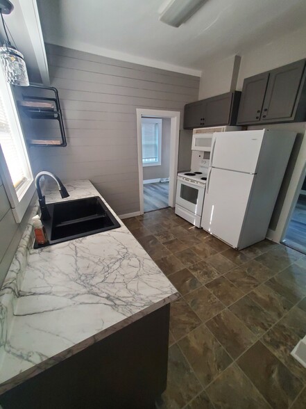 Shiplap Kitchen - 507 1st St NE