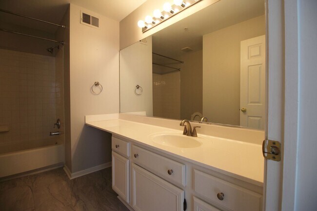 Building Photo - 2/2.5 Bath Condo in Sterling!