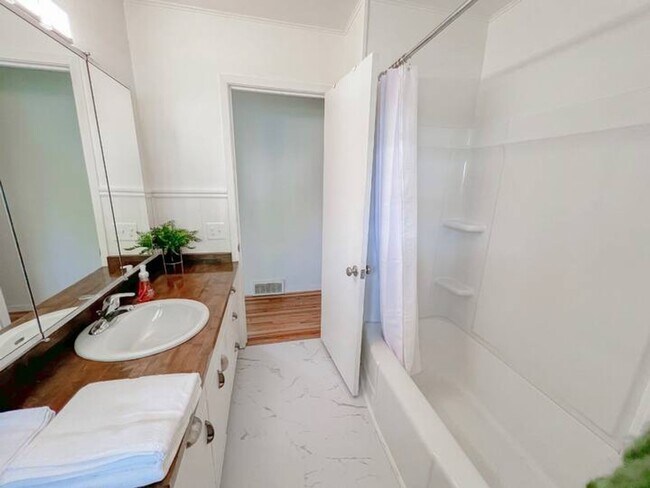 Building Photo - Modern 4 bed/2 bath with Mountain Views and a Fenced Backyard