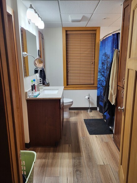 Building Photo - 437 Main St