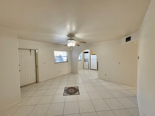 Building Photo - 1st Floor Apartment with Pool, Tennis Court & More in North Fort Myers
