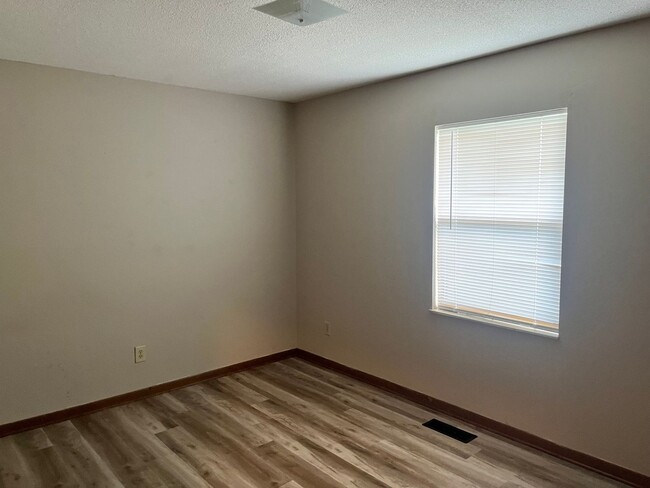 Building Photo - 2 Bedroom Maryville Perfect Location