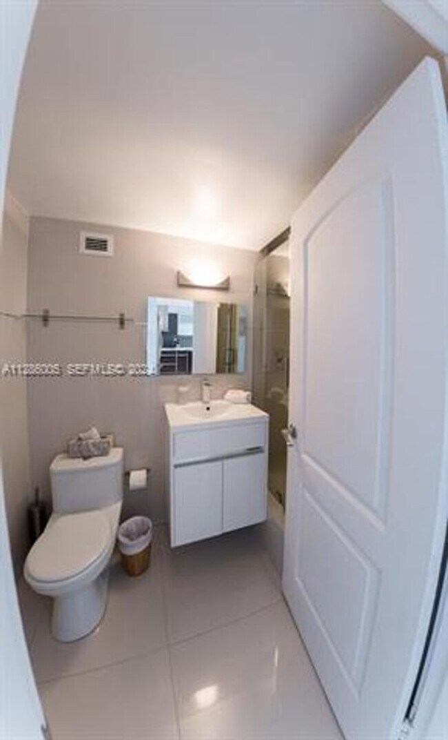 Building Photo - 5601 Collins Ave