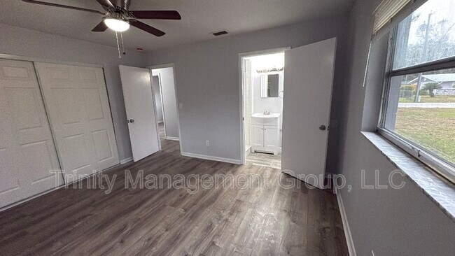 Building Photo - 2000 NE 50th Pl