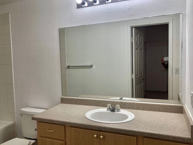 Building Photo - Spacious 2Bed/2Bath 2nd Floor Condo located in The Reagent at Town Center !