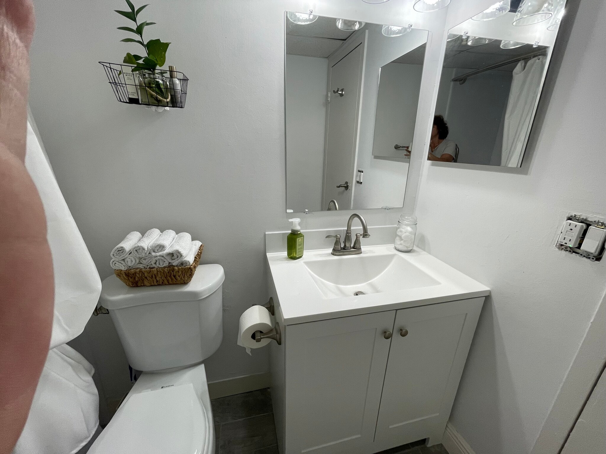 Building Photo - 1020 Country Club Dr