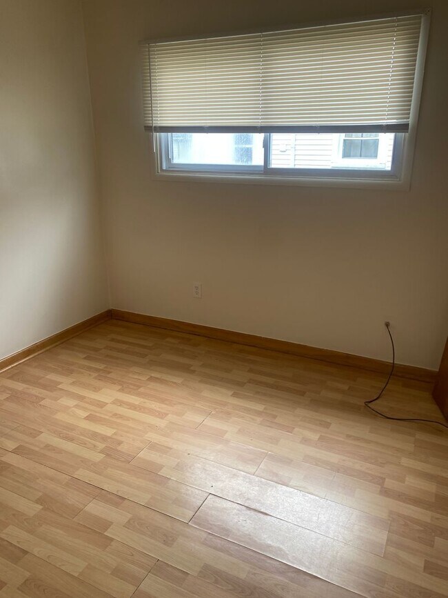 Building Photo - Newly painted 3 bedroom 1 bathroom bi-leve...