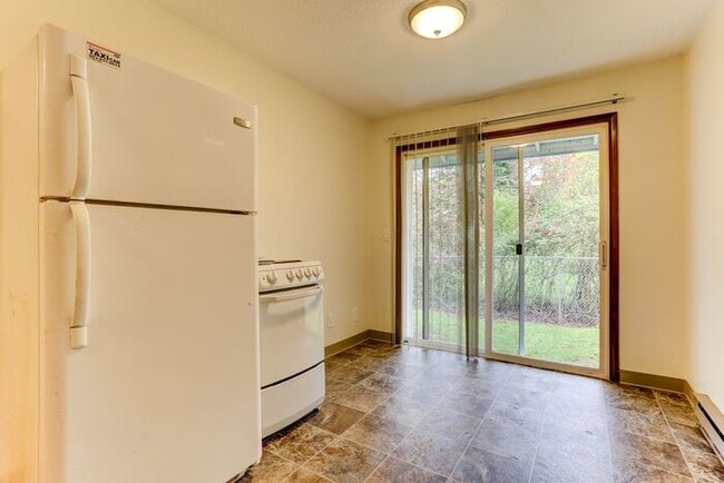 Building Photo - 3 Bedroom 1.5 Bathroom Apartment Home, Washer Dryer in Unit!