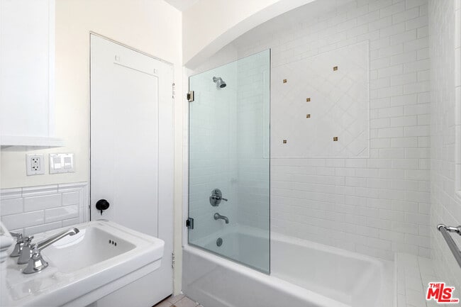 Building Photo - 119 N Orange Dr