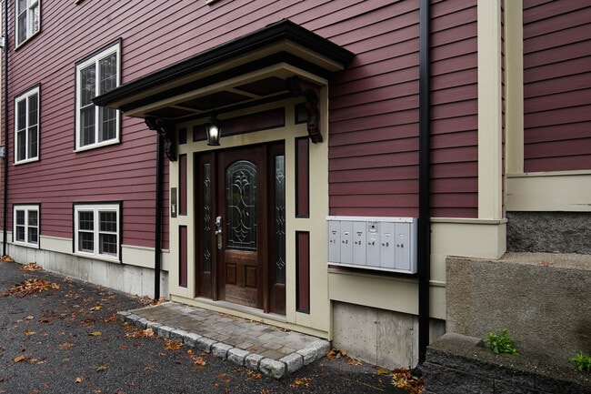 Building Photo - 95 Dix St