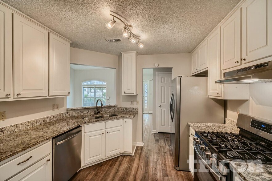 Building Photo - 4875 Larkspur Ln