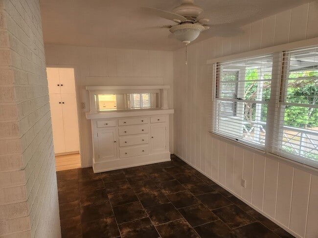 Building Photo - 522 Avalon Dr