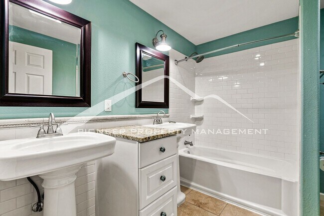 Building Photo - Spacious Home with gorgeous kitchen and central AC!