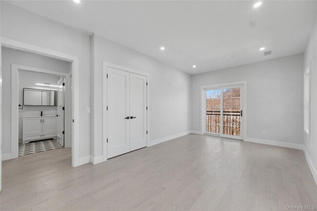 Building Photo - 10 Market St