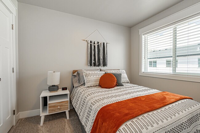 Building Photo - 380 S 3rd W