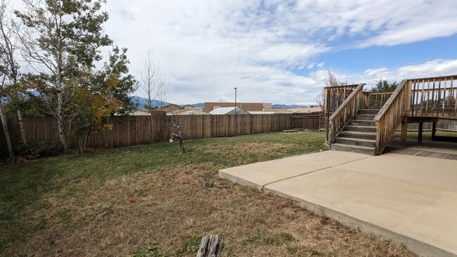 Building Photo - COZY TRI-LEVEL 3 BED/1.5 BATH WITH WOODBUR...