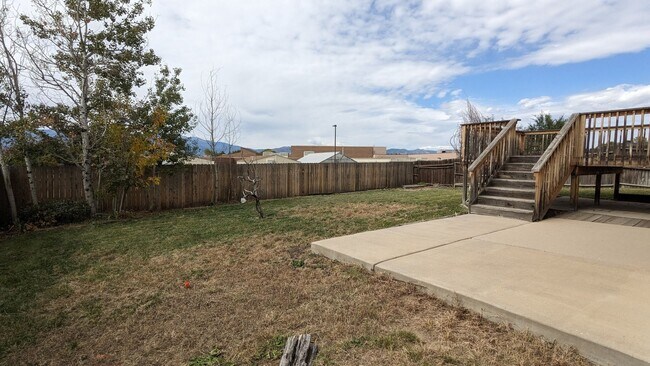 Building Photo - COZY TRI-LEVEL 3 BED/2 BATH NEAR CIMMARON ...