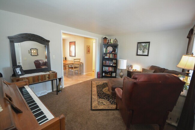 Building Photo - Ranch-style home with great fenced yard & patio!