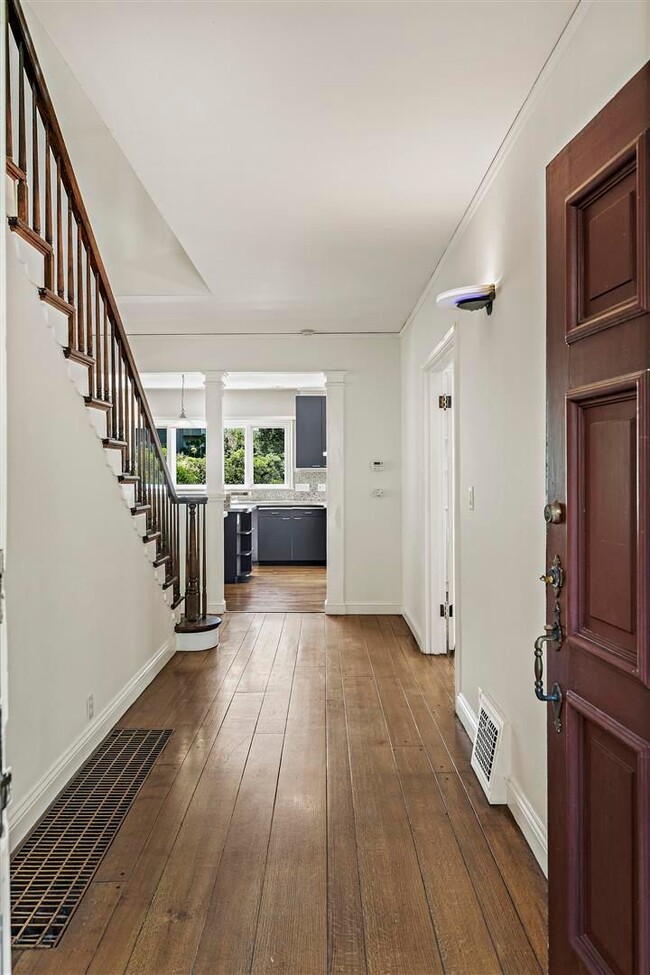 Building Photo - Large, Beautiful Upper Piedmont Home