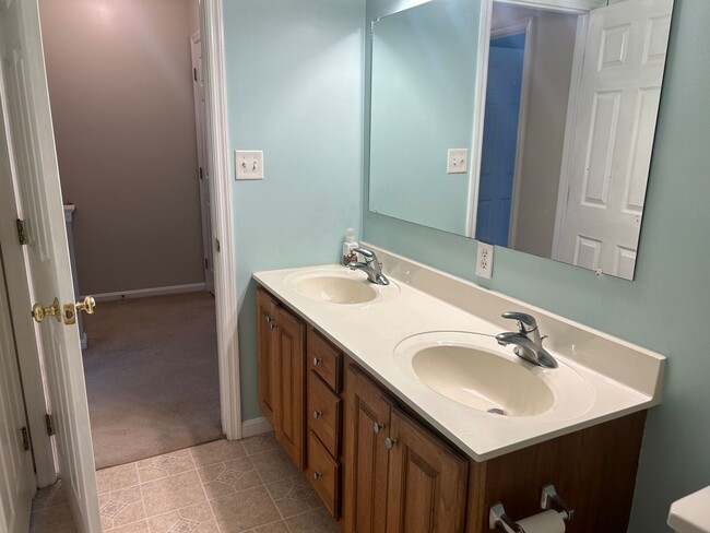 Building Photo - Beautiful Luxury 3 Bedroom Townhome in Lan...