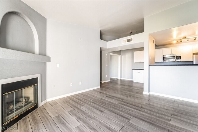 Building Photo - 950 Seven Hills Dr