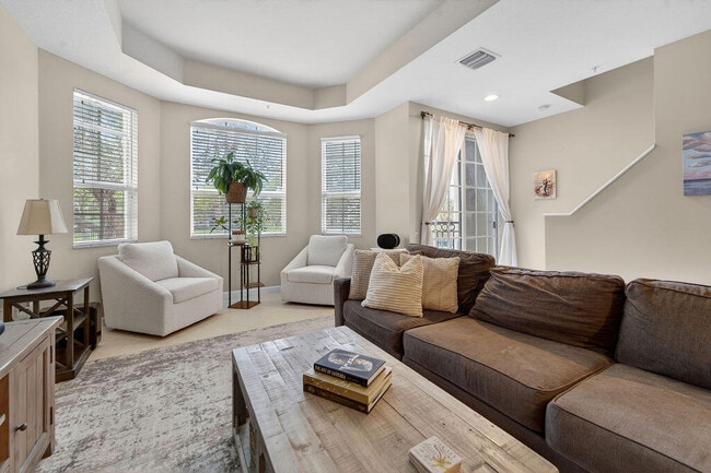 Building Photo - 11860 Valencia Gardens Ave