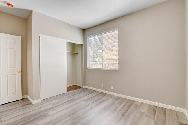 Building Photo - 5155 W Tropicana Ave