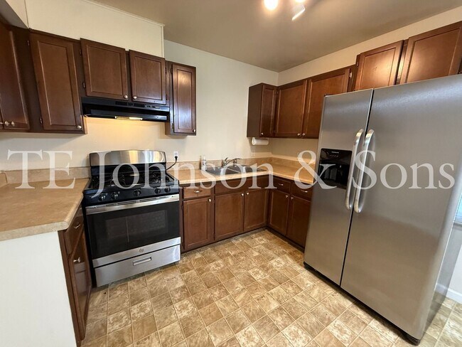 Building Photo - Charming 4 Bedroom Ranch with Fenced Yard and Hardwood Floors