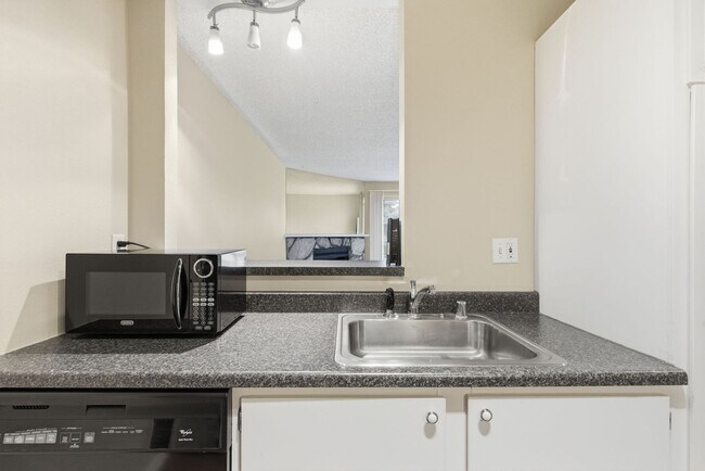 Building Photo - 6121 E 6th Ave