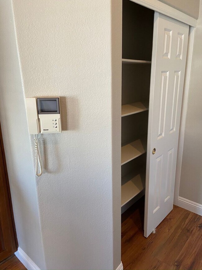 Building Photo - AMAZING 2 STORY TOWNHOME LOCATED IN A GATED COMMUNITY!