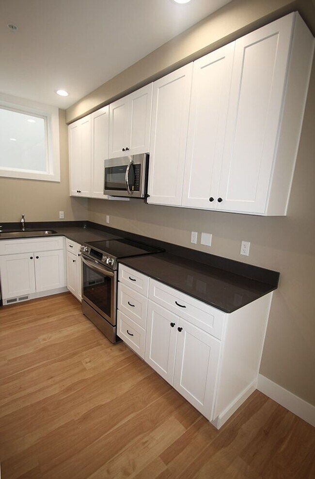 Building Photo - Caspian 3501 3-plex