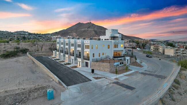 Building Photo - 1519 Golden Hill Terrace