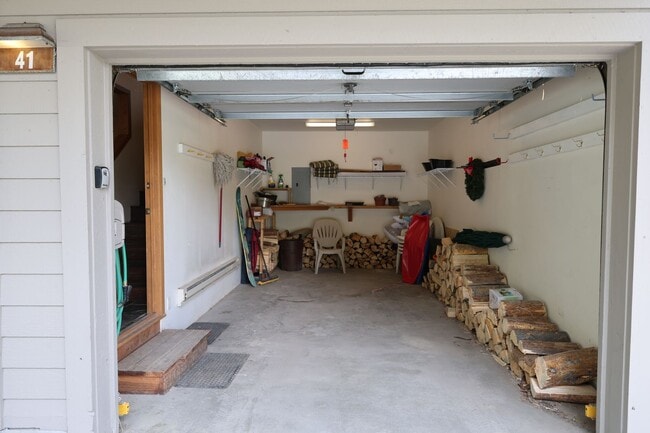 Building Photo - Large Condo with Garage