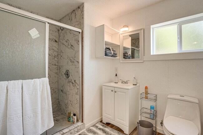 Building Photo - 1120 Sunrise Hill