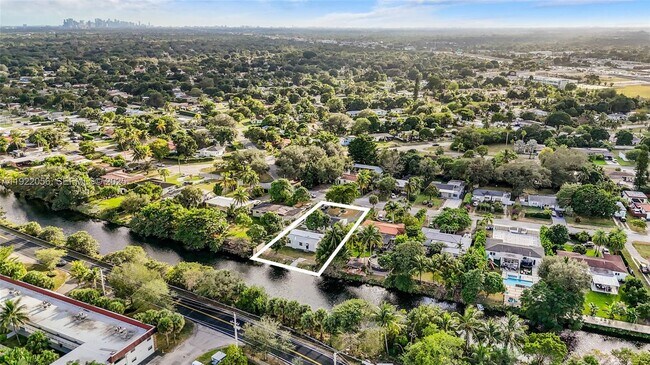 Building Photo - 201 S Biscayne River Dr