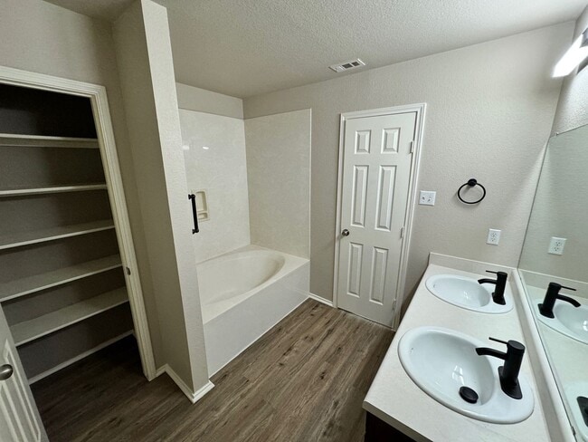 Building Photo - Beautifully 3 Bed, 2 Bath Renovated Home Near Austin – Spacious Layout & Community Perks