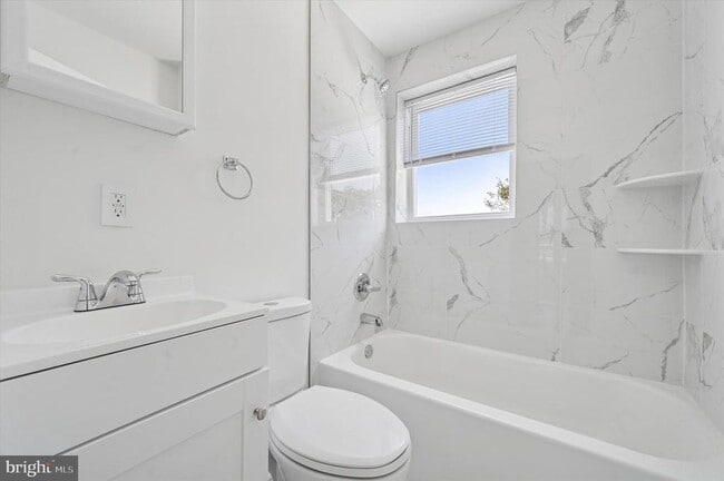 Building Photo - 330 N 61st St