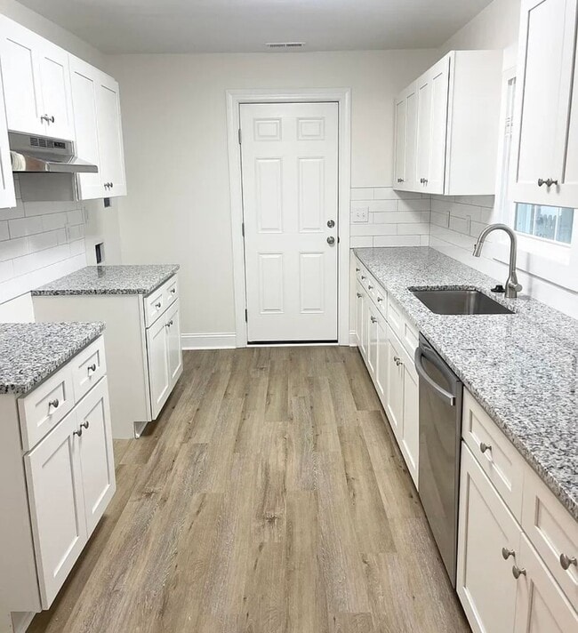 Building Photo - ***SPECIAL OFFER*** 3 Bed 1 Bath Single Family Brick Home