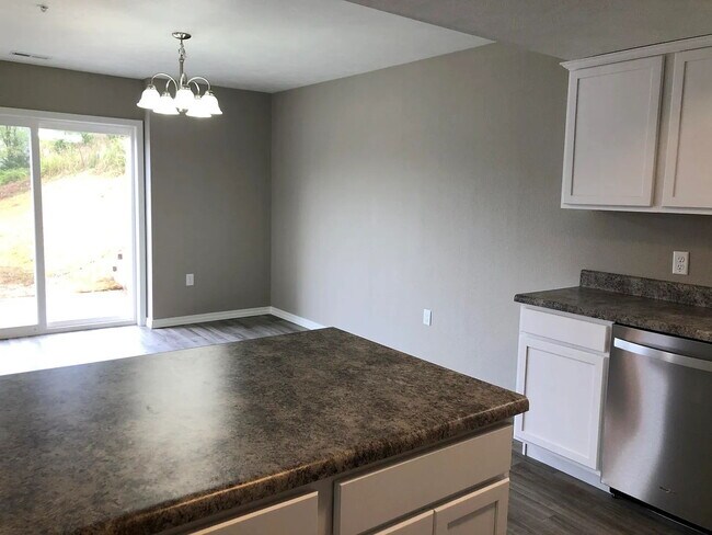 Building Photo - Cute town house with lawncare included!