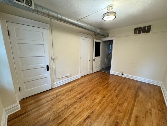 Building Photo - 1527 W Haddon Ave