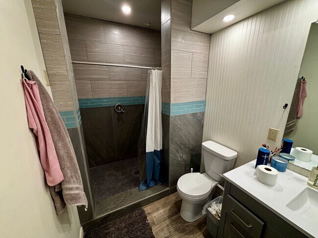 Building Photo - 202 E 7th St