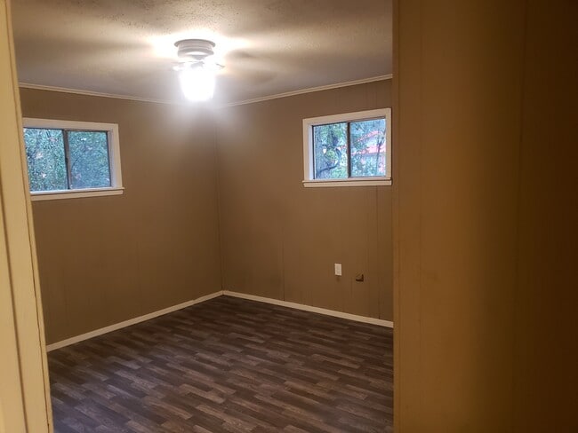 Building Photo - 906 Pierson St