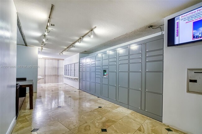 Building Photo - 800 Parkview Dr