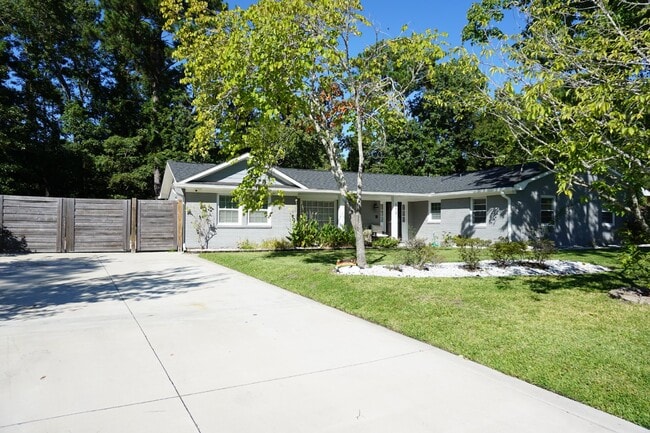 Primary Photo - 109 E Sand Hills Dr